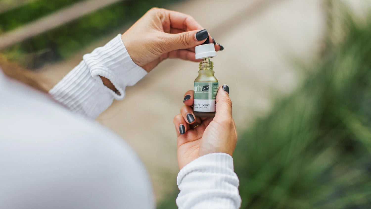 CBD vs Kratom: A Practical Comparison Guide for Choosing Between Them