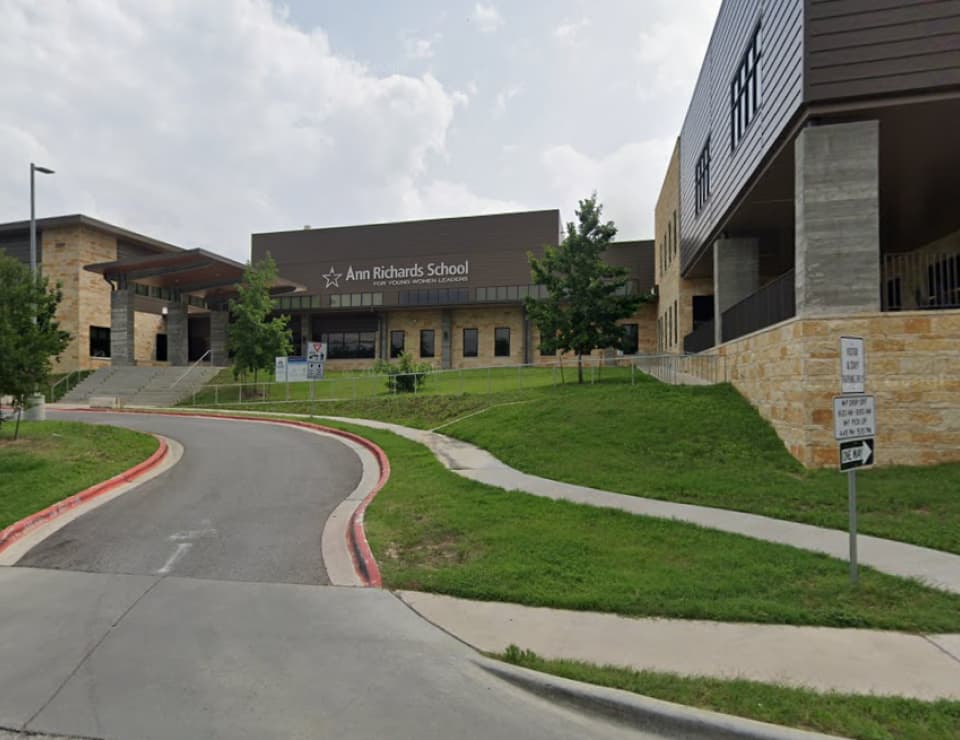 Exterior street view of a building near South Lamar in Austin, Texas, part of GRH Kratom's local service area.