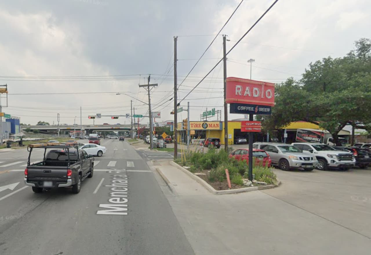 Street view of the South Lamar neighborhood in Austin, Texas, where GRH Kratom serves customers.